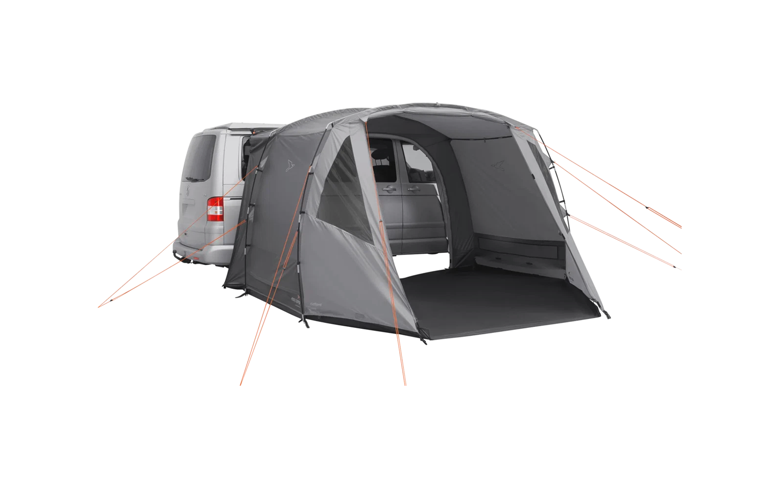 Ein graues Campingzelt mit geöffneter Eingangstür, das an einem weißen Hintergrund steht