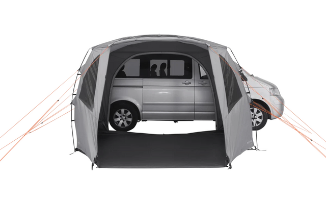 Ein weißer Kastenwagen mit geöffneter Hecktür, sichtbar sind das Heck und das Hinterrad