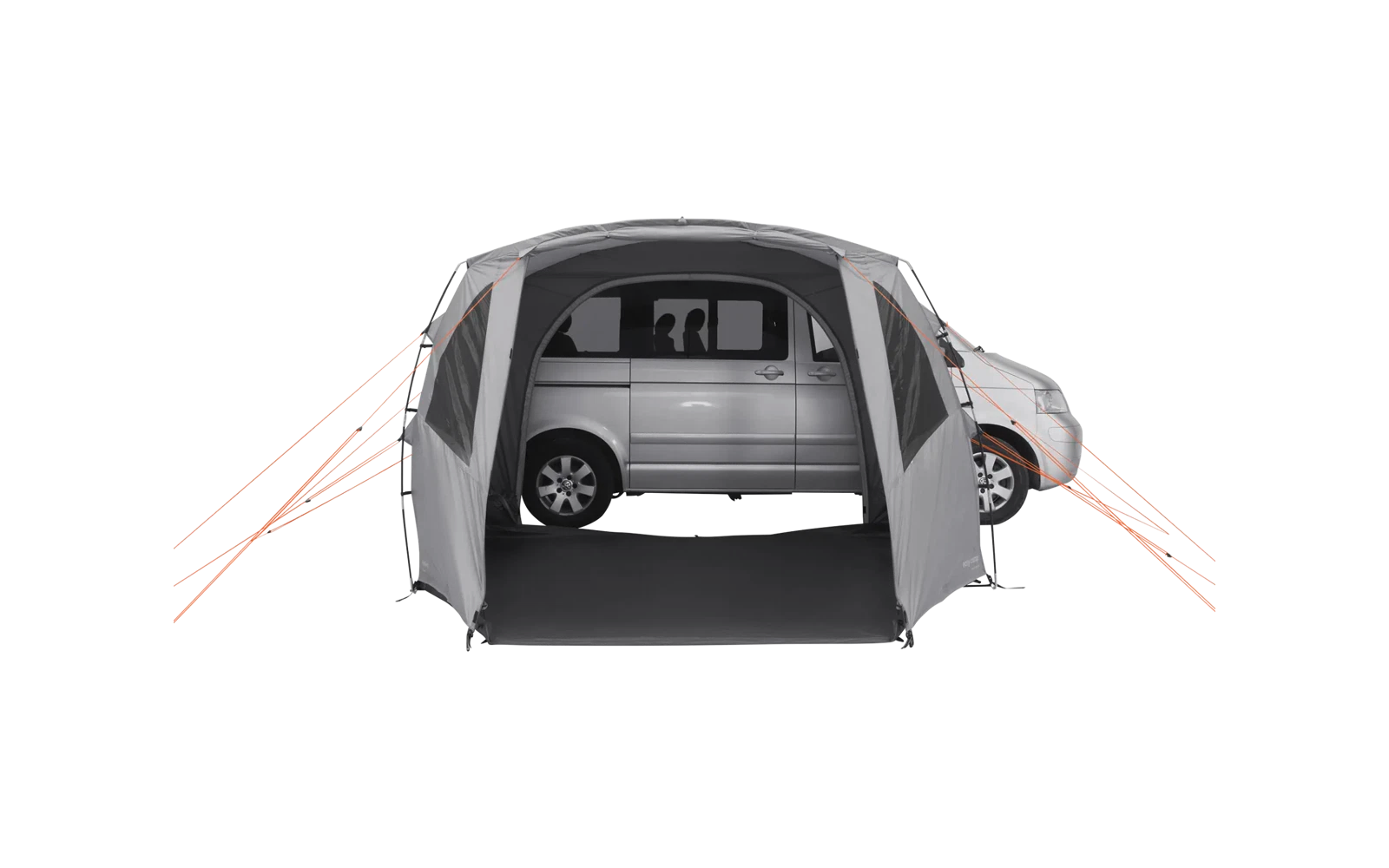 Ein weißer Kastenwagen mit geöffneter Hecktür, sichtbar sind das Heck und das Hinterrad