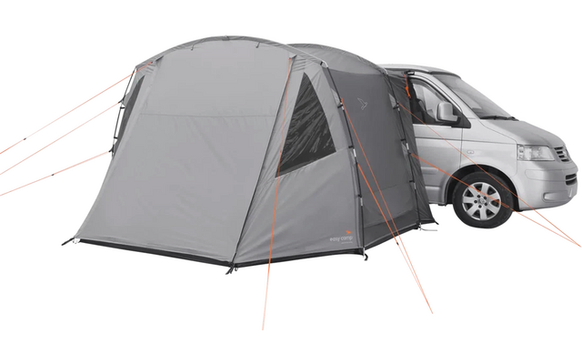 Campingschlafkabine an einem Auto befestigt