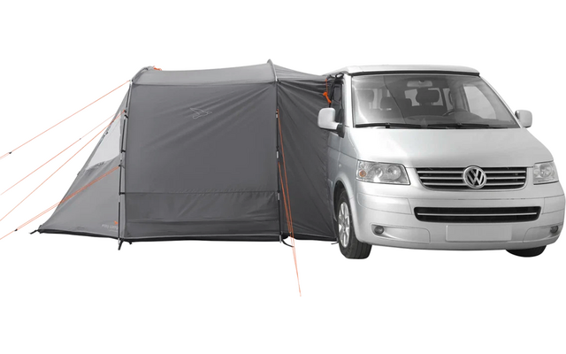 Ein weißer Van mit angebautem grauen Vorzelt