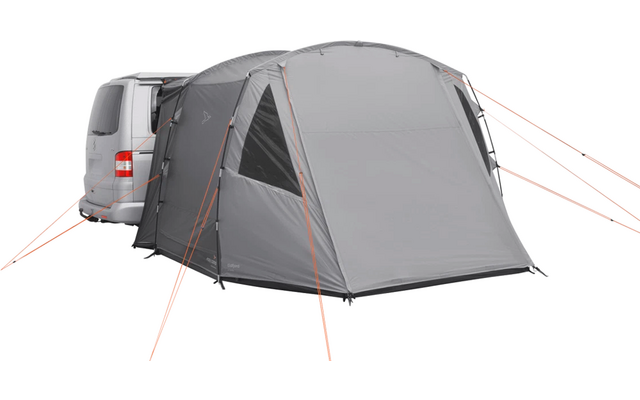 Ein graues Zelt, das an der Rückseite eines weißen Vans befestigt ist