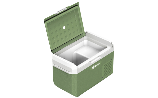 Grüne rechteckige Kühlbox mit offenem Deckel, weißem Innenraum und herausnehmbarem Einsatz
