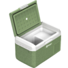 Grüne rechteckige Kühlbox mit offenem Deckel, weißem Innenraum und herausnehmbarem Einsatz