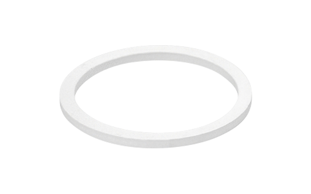 Aro blanco delgado sobre fondo blanco con una ligera sombra debajo