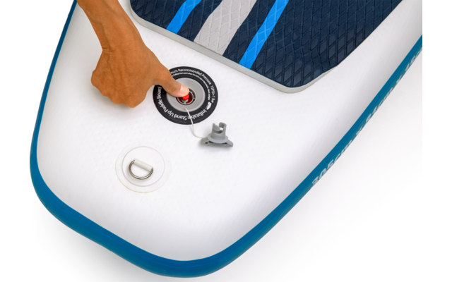 Akkuschrauber wird auf einer weißen Oberfläche mit blauen Rändern verwendet