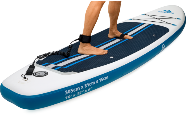 Person steht barfuß auf einem blauen Stand-Up-Paddle-Board auf weißem Hintergrund