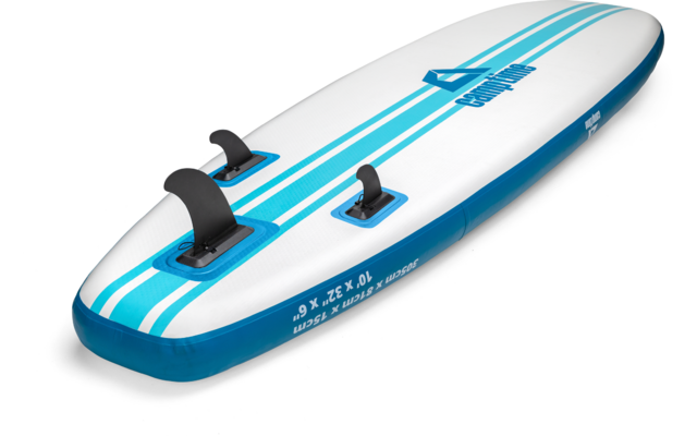 Blau-weiß gestyltes Windsurfbrett mit Fußschlaufen auf weißem Hintergrund