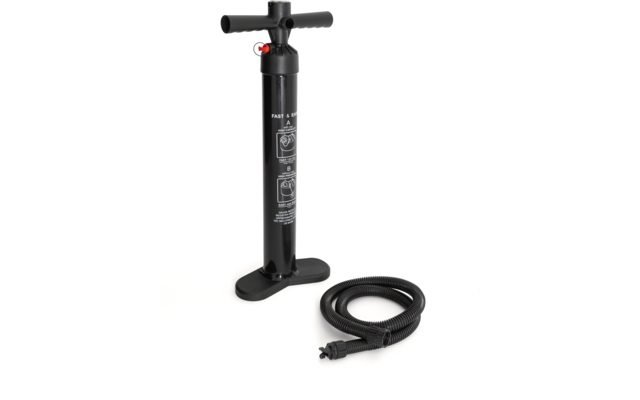 Eine schwarze Handpumpe mit rotem Griff und einem schwarzen Schlauch daneben