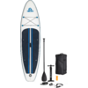 Planche de stand-up paddle avec pagaie, pompe à main, sac de transport, leash et petit kit de réparation sur fond blanc