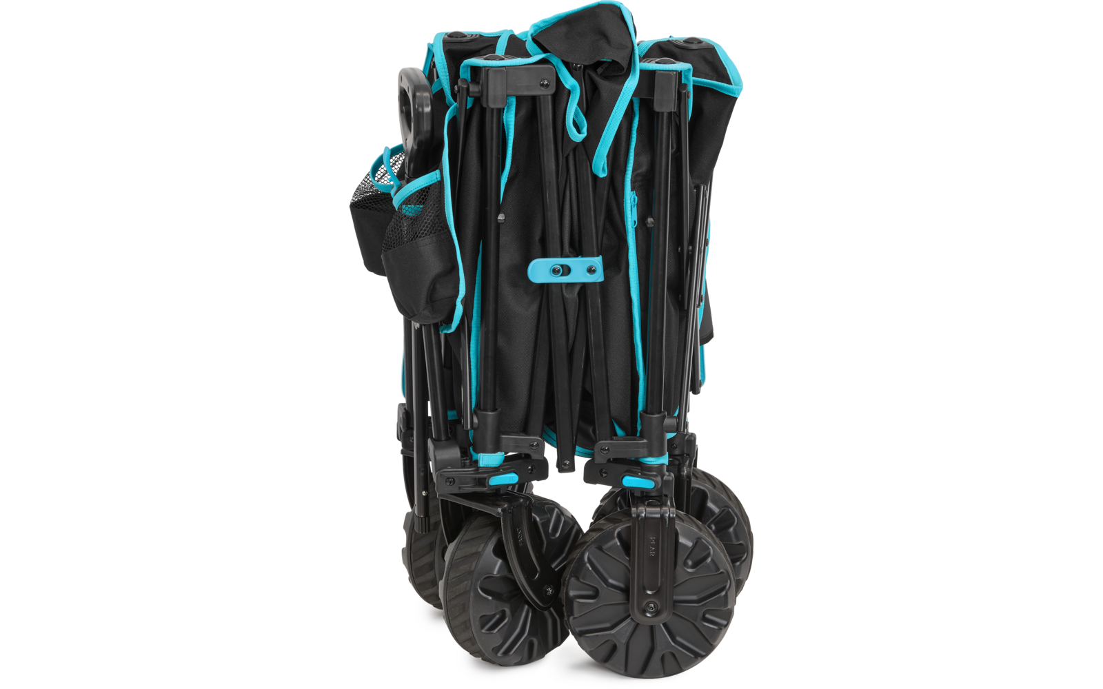 Zusammengeklappter schwarzer Kinderwagen mit blauen Akzenten, seitliche Ansicht, vier Räder sichtbar