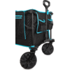 Chariot en tissu noir avec bordures turquoise, deux grandes roues noires, poches latérales en filet et poignée télescopique relevée