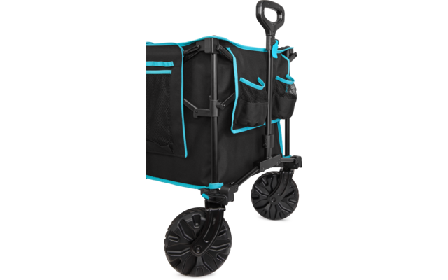 Chariot en tissu noir avec bordures turquoise, deux grandes roues noires, poches latérales en filet et poignée télescopique relevée