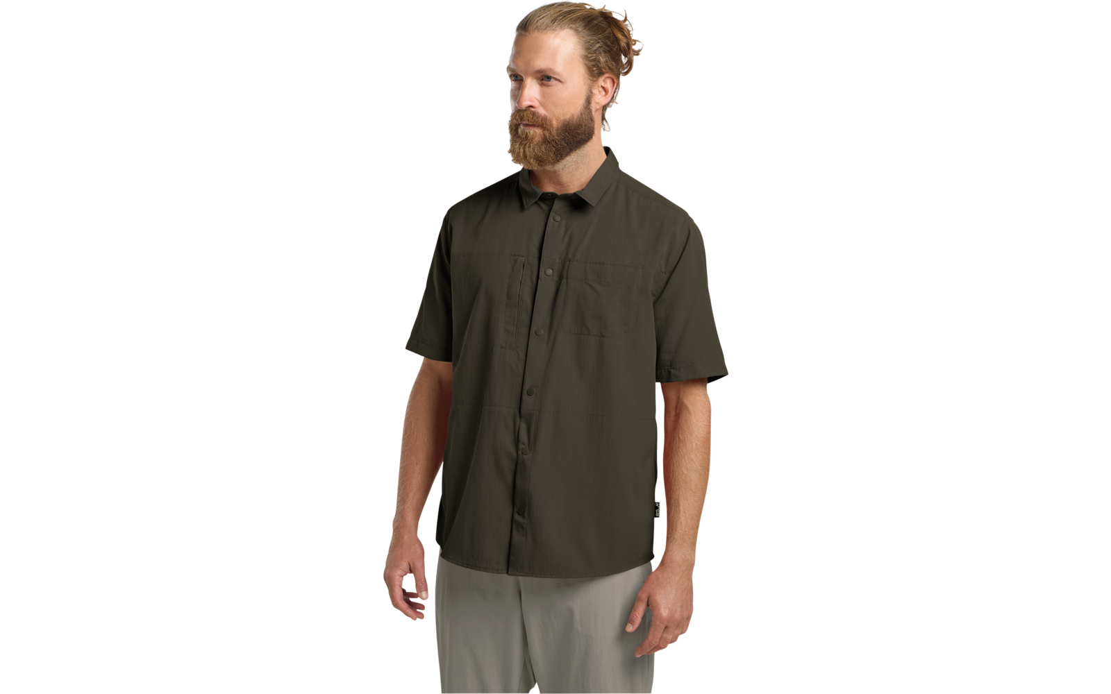 Mann mit Bart und Dutt trägt olivgrünes kurzärmeliges Hemd mit Knöpfen und helle Hose, steht und blickt nach links