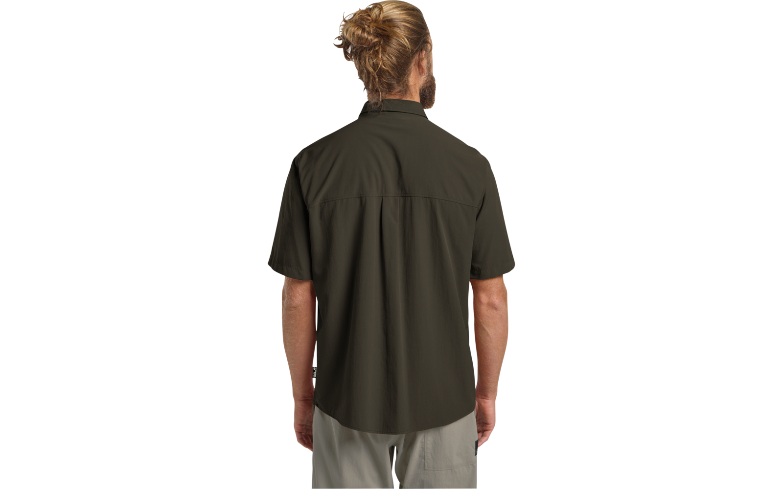 Person von hinten, trägt kurzärmliges dunkles Hemd und helle Hose, Haare zu einem Dutt gebunden