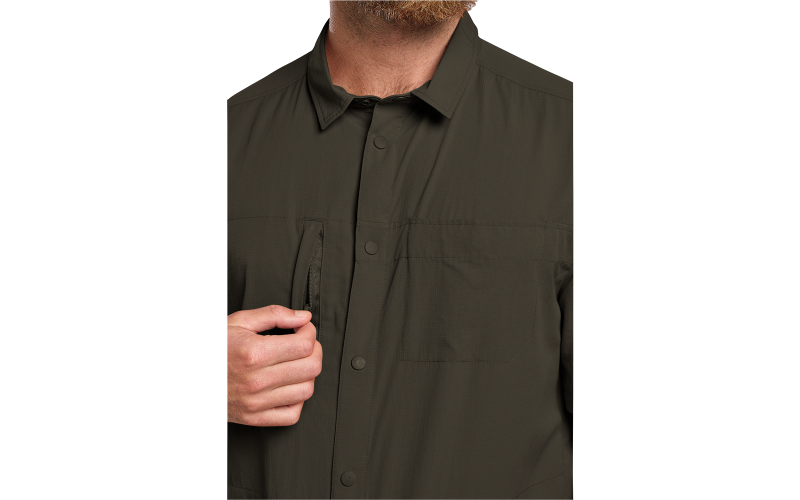 Teilansicht des Oberkörpers eines bärtigen Mannes bis zum Kinn; olivgrünes, knöpfbares Oberteil mit Brusttasche; Hand hält die geöffnete Tasche