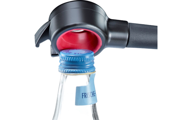 Gros plan d'un ouvre-bouteille noir saisissant une capsule à vis bleue sur un goulot en verre; anneau intérieur rouge et partie d'une étiquette bleue portant 'FRISCHE' visibles