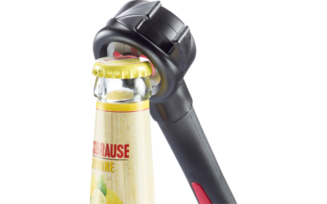 Ouvre-bouteille en plastique noir avec accent rouge fixé sur une capsule jaune d'une bouteille en verre ; étiquette de la bouteille à motif bois clair