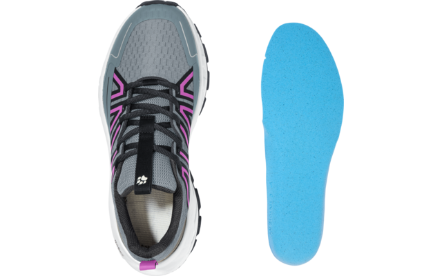 Grauer Sneaker von oben mit schwarzen Schnürsenkeln und violetten Akzenten; daneben eine blaue Einlegesohle