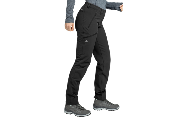 Person trägt schwarze Hose und schwarze Schuhe, steht seitlich