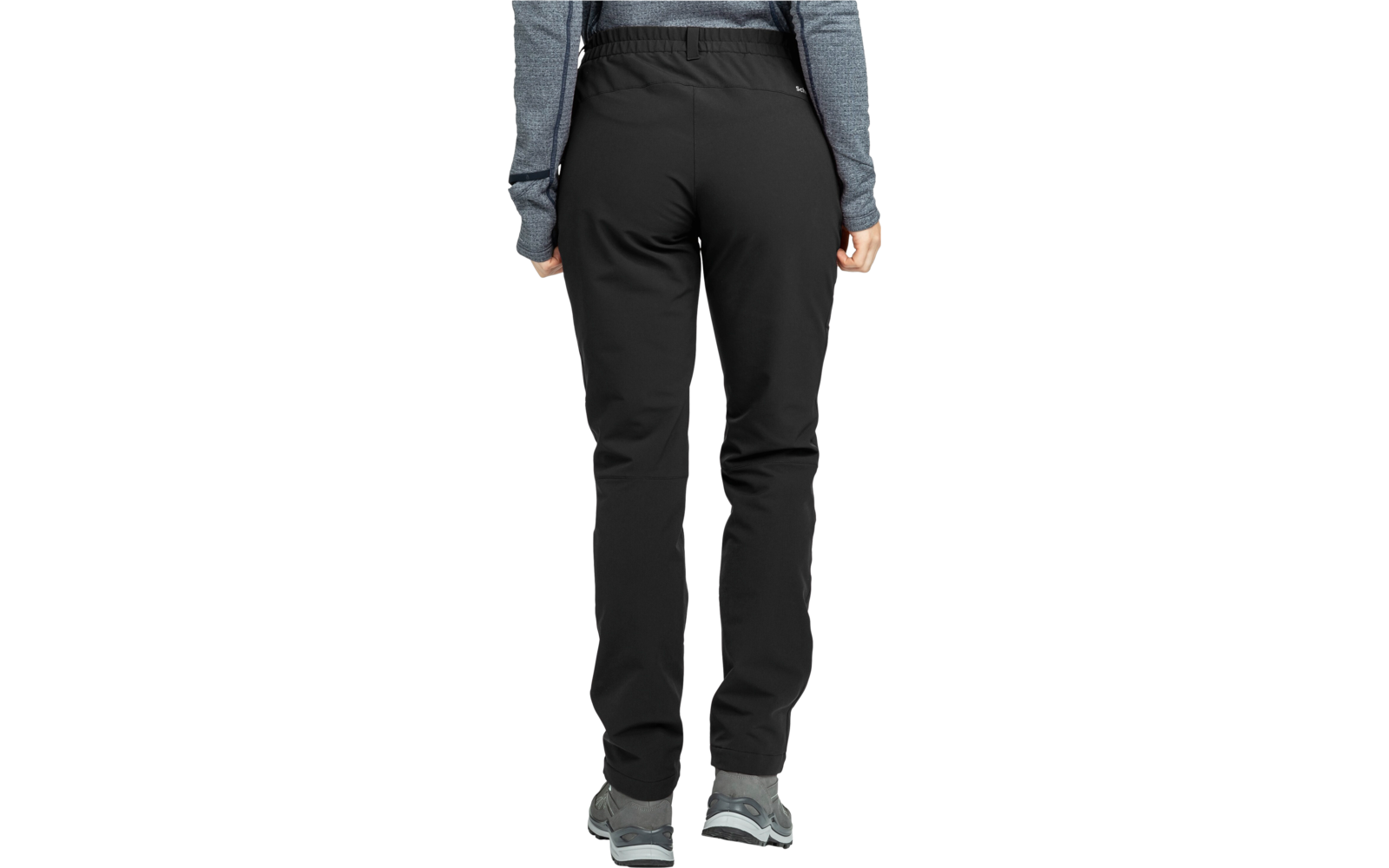 Person steht, trägt schwarze Hose und hellblaues Hemd, Schuhe schwarz mit weißer Sohle