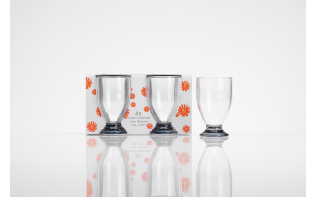 Drei durchsichtige Trinkgläser mit dunklem ringförmigem Fuß vor einer weiß bedruckten Verpackung mit orangenen Blumen und der Aufschrift "4x" auf weißem Hintergrund
