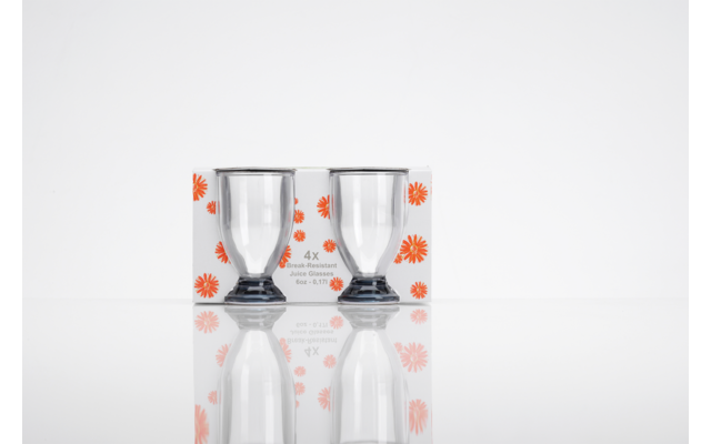 Zwei klare Gläser in weißer Verpackung mit orangefarbenem Blumenmuster, auf spiegelnder Oberfläche