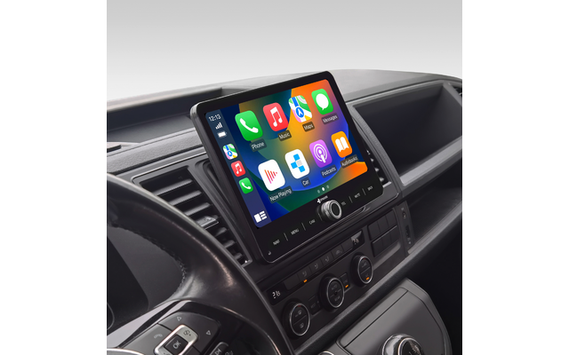 Armaturenbrett eines Autos mit mittigem Touchscreen, der bunte App‑Symbole zeigt; Lenkrad links, Luftauslässe und Klimaregler sichtbar