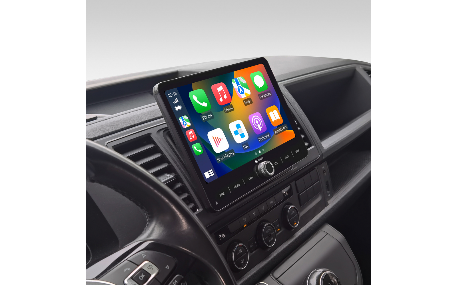Armaturenbrett eines Autos mit mittigem Touchscreen, der bunte App‑Symbole zeigt; Lenkrad links, Luftauslässe und Klimaregler sichtbar