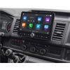 Auto-Instrumententafel mit mittig montiertem Touchscreen-Infotainment mit App-Symbolen, Lüftungsöffnungen, Klimabedienelementen, Schalthebel und Autoschlüssel