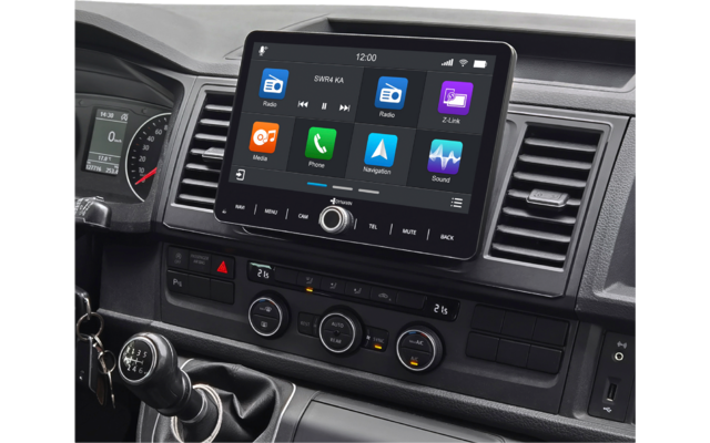 Auto-Instrumententafel mit mittig montiertem Touchscreen-Infotainment mit App-Symbolen, Lüftungsöffnungen, Klimabedienelementen, Schalthebel und Autoschlüssel