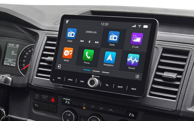 Auto-Instrumententafel mit mittig montiertem Touchscreen-Infotainment mit App-Symbolen, Lüftungsöffnungen, Klimabedienelementen, Schalthebel und Autoschlüssel