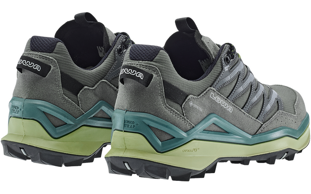 Rückansicht eines grauen und grünen Wanderschuhs