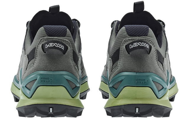 Rückansicht eines grauen Sportschuhs mit schwarzem Innenfutter und grüner Sohle