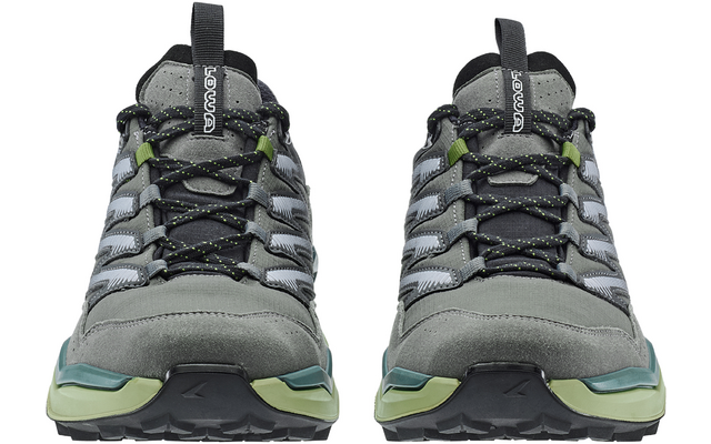 Vordere Ansicht eines paarweise angeordneten Sneakers in Grau und Schwarz mit grünen Akzenten