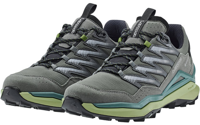 Paar schwarze und grüne Sportschuhe nebeneinander