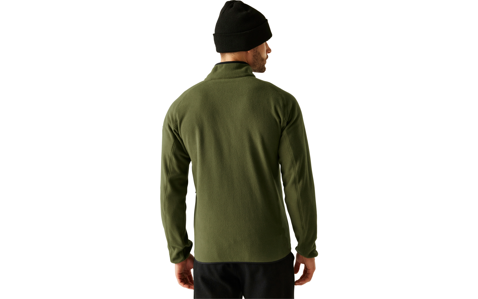 Ein Mann steht mit dem Rücken zur Kamera, trägt eine grüne Jacke und eine schwarze Mütze