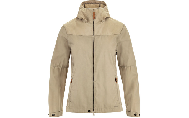 Beige capuchonjas met ritssluiting aan de voorkant, twee zijzakken met ritsen en bruine ritstrekkers, lange mouwen met drukknopen en opstaande kraag