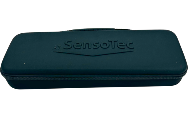 Dunkelblaues rechteckiges Etui mit Reißverschluss und geprägtem Schriftzug 'SensoTec'