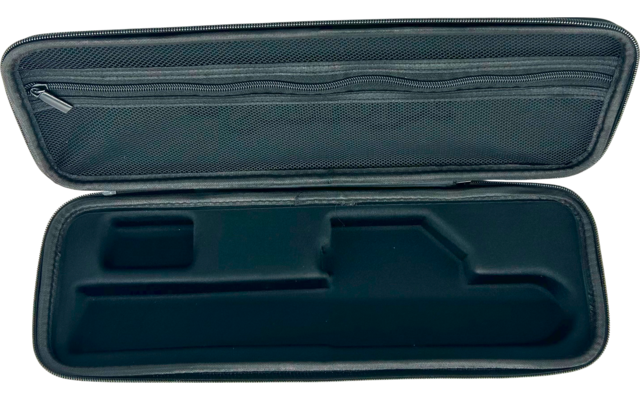 Offenes schwarzes rechteckiges Hartschalencase mit Reißverschluss; Deckel mit Netzfach und Reißverschluss; Boden mit schwarzem Schaumstoffeinsatz mit mehreren Aussparungen