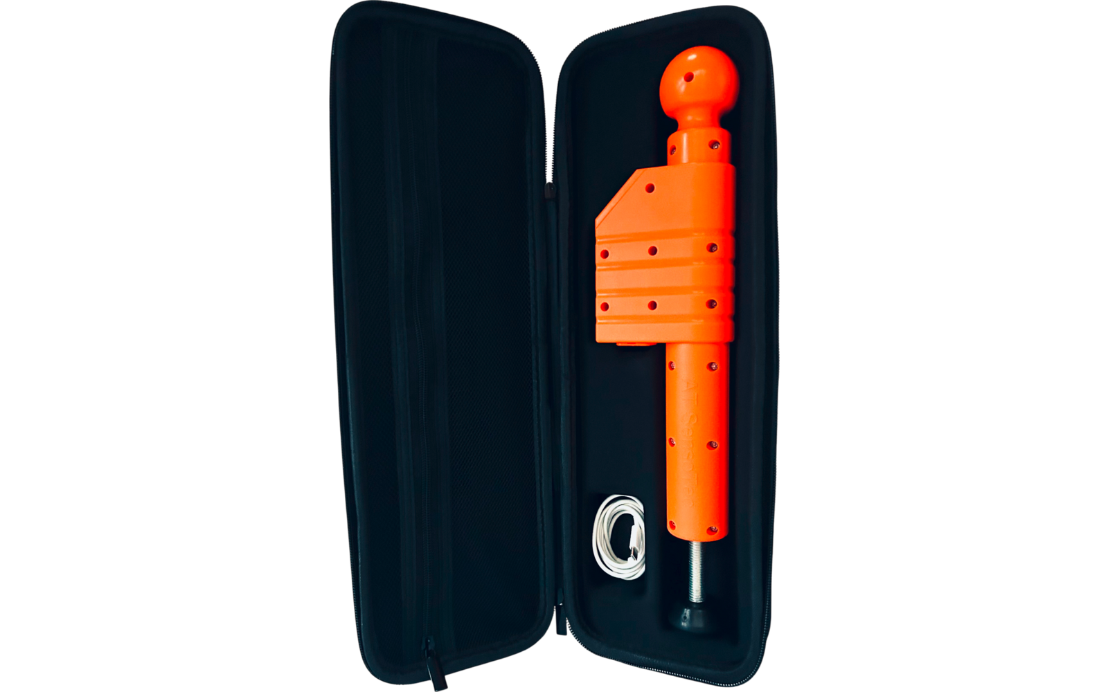 Offenes schwarzes, gepolstertes Etui mit einem orangefarbenen Kunststoffteil mit mehreren Löchern, einer Metallstange mit schwarzer Spitze und einem aufgewickelten weißen Kabel