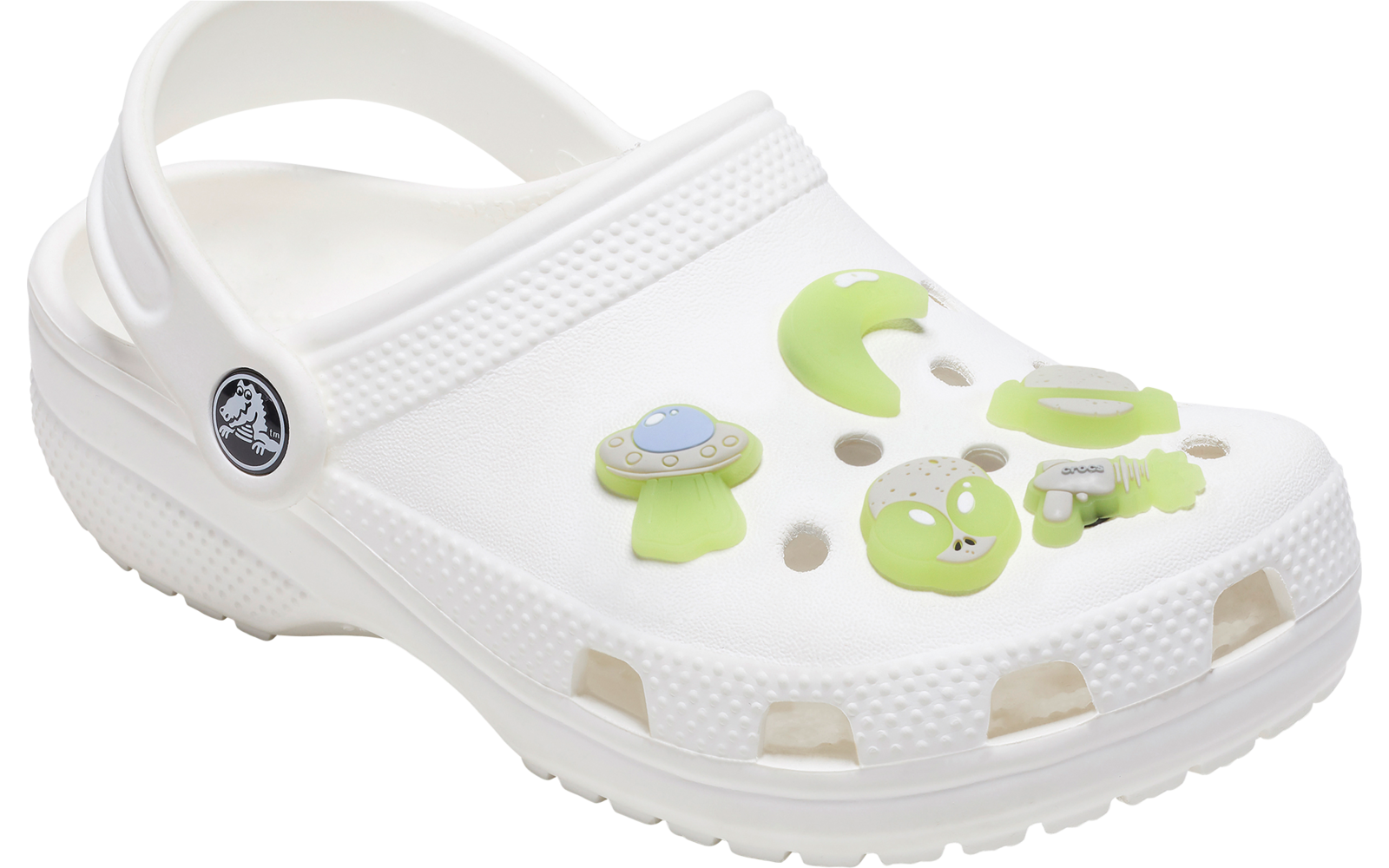 Sabot blanc avec bride arrière, ouvertures d'aération et breloques vertes (champignon, OVNI, motifs ronds)