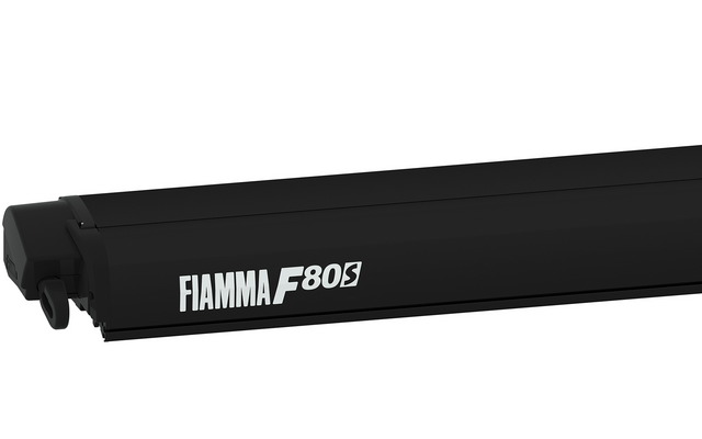Schwarzes Fiamma F80S Markisen-Gehäuse auf weißem Hintergrund