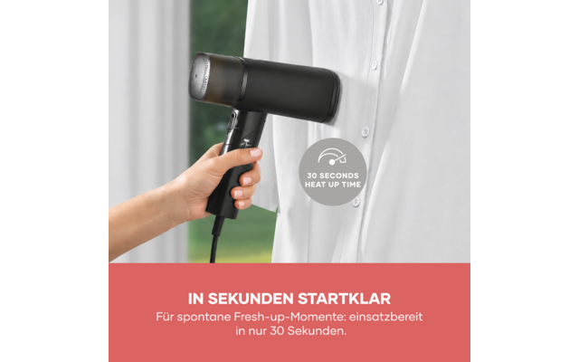 Hand hält ein schwarzes Handdampfgerät an eine weiße Hemdbluse mit Knöpfen; rundes Emblem auf der Bluse mit dem Text '30 SECONDS HEAT UP TIME'; roter Balken mit weißer deutscher Schrift am unteren Bildrand
