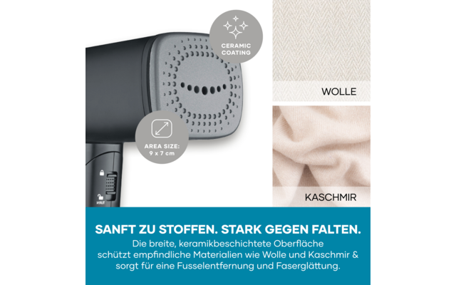 Nahaufnahme eines grauen Dampfbügel-/Glätterkopfs mit keramisch beschichteter Platte, zwei grauen Rundetiketten mit "CERAMIC COATING" und "AREA SIZE: 9 x 7 cm", rechts zwei Stoffproben mit den Beschriftungen "WOLLE" und "KASCHMIR", unten eine türkise