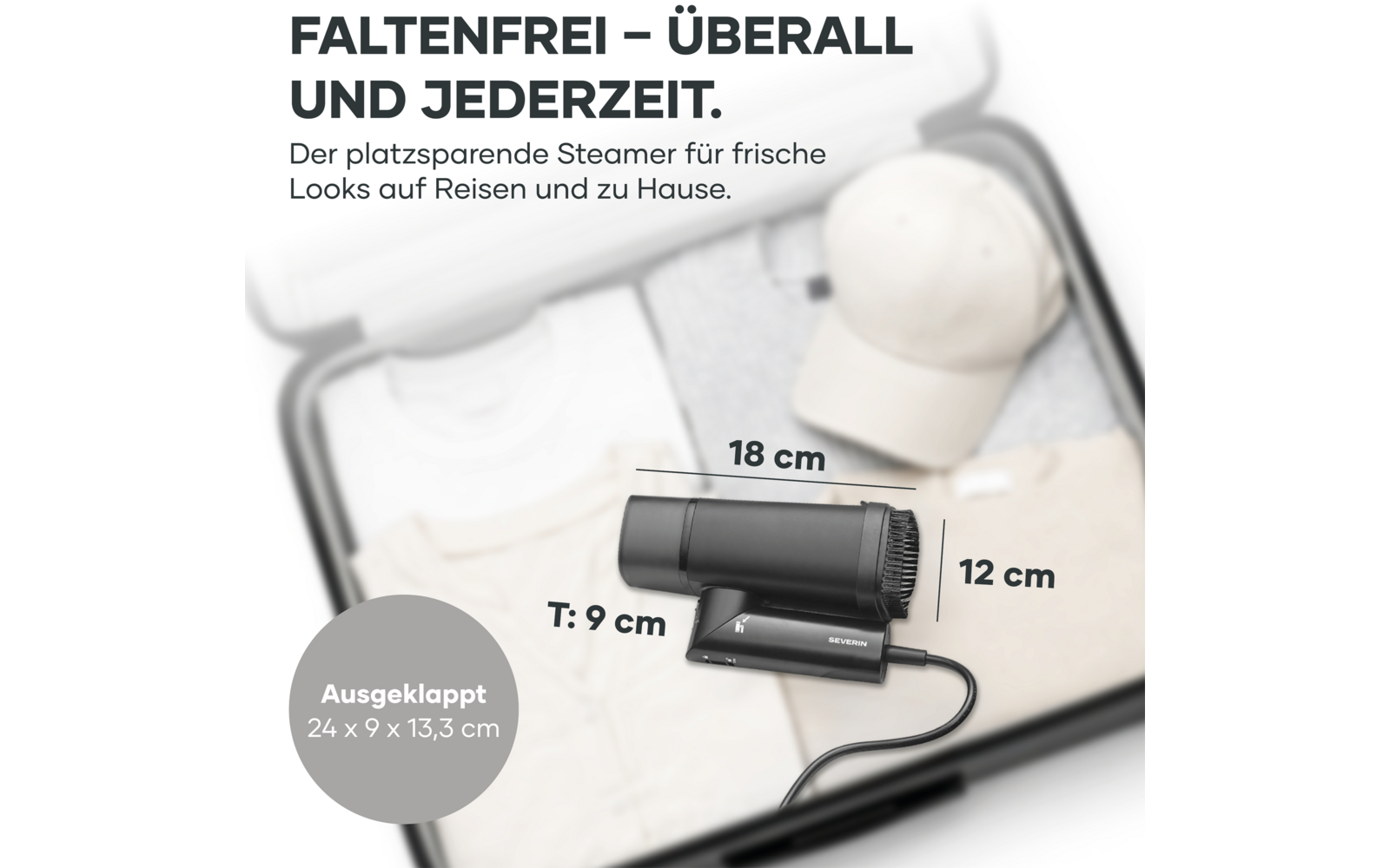 Offener Koffer mit gefalteter Kleidung, einer hellen Baseballmütze und einem schwarzen handlichen Gerät mit Bürste; Messlinien mit Beschriftungen '18 cm', '12 cm' und 'T: 9 cm' sowie ein grauer Kreis mit Text 'Ausgeklappt 24 x 9 x 13,3 cm'