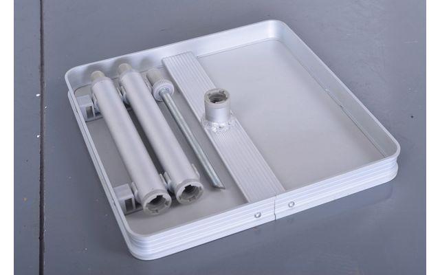 Placa rectangular plana blanca con dos varillas cilíndricas blancas, un tubo adicional con extremo interior dentado y una pieza de conexión redonda sobre la placa