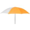Opgespannen parasol met oranje en witte panelen en een grijze steel op een witte achtergrond