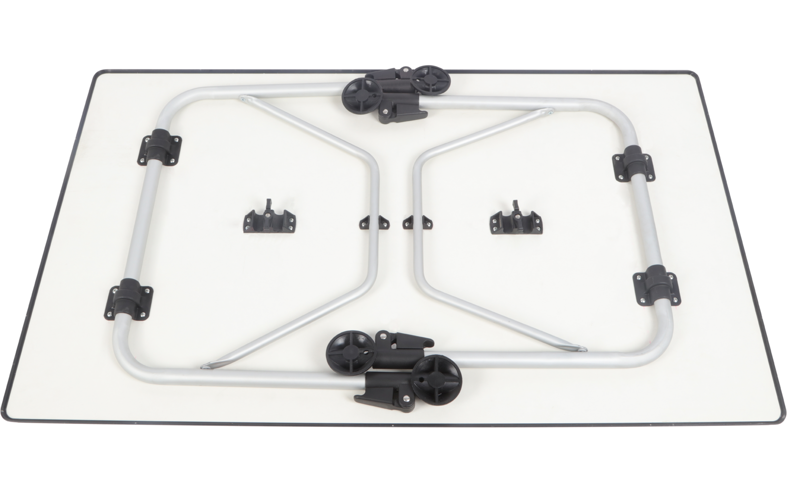 Een rechthoekig glazen paneel met aangebrachte zwarte en zilveren metalen frames en klemmen