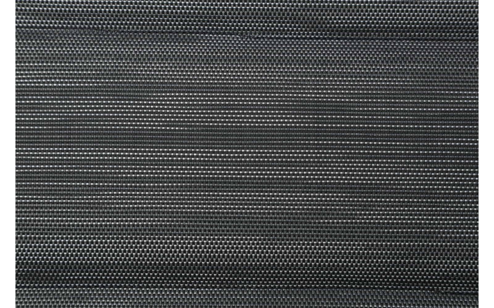 Gros plan d'une texture tissée gris-noir, fine, avec des lignes horizontales parallèles